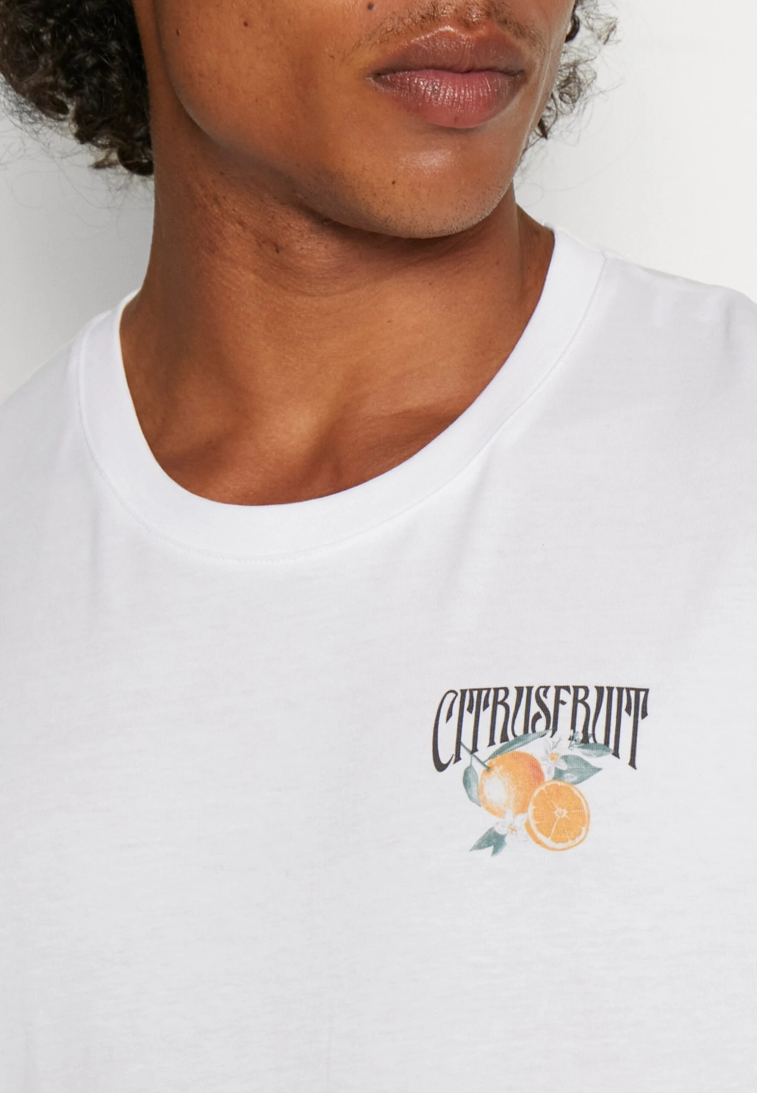 YOURTURN Orange Fruit Graphic Tee- Camiseta Estampada - White 6 YOURTURN Orange Fruit Graphic Tee- Camiseta Estampada - White - Imagen 6
