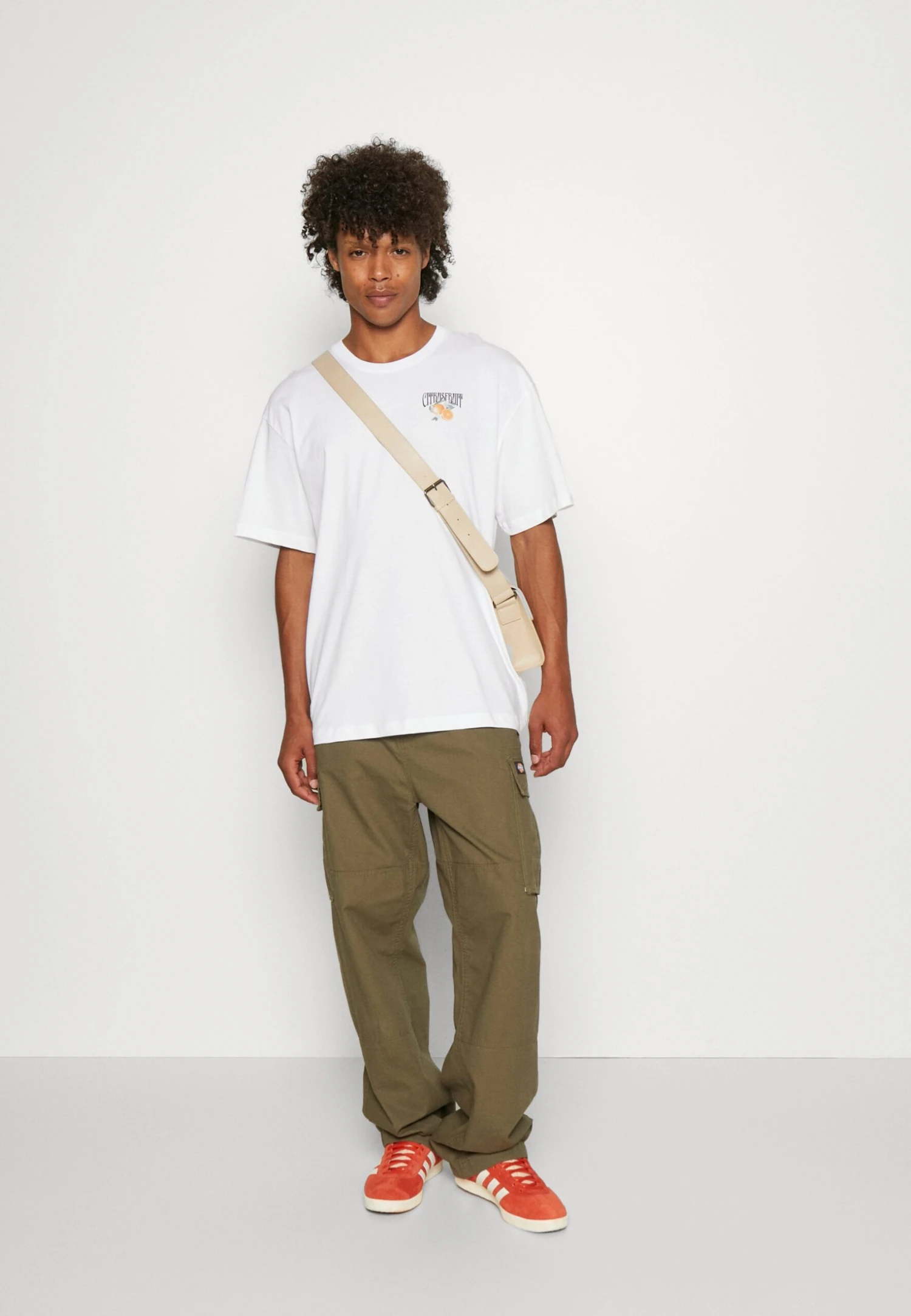 YOURTURN Orange Fruit Graphic Tee- Camiseta Estampada - White 2 YOURTURN Orange Fruit Graphic Tee- Camiseta Estampada - White - Imagen 2