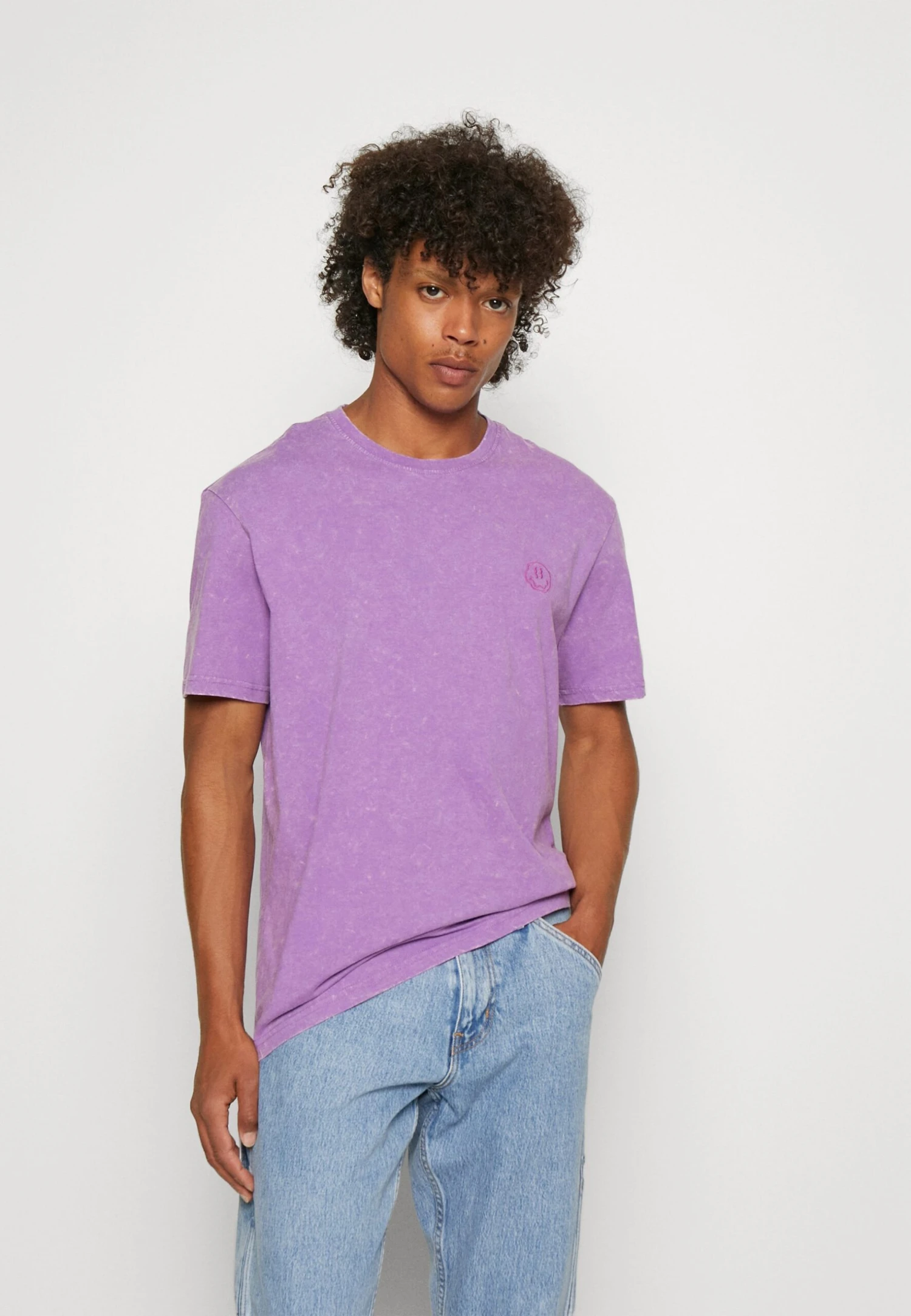 YOURTURN Yt-0722-1002Smiley Wash Tee / 404 - Purple - Camiseta Básica - 404 - Purple 1 YOURTURN Yt-0722-1002Smiley Wash Tee / 404 - Purple - Camiseta Básica - 404 - Purple