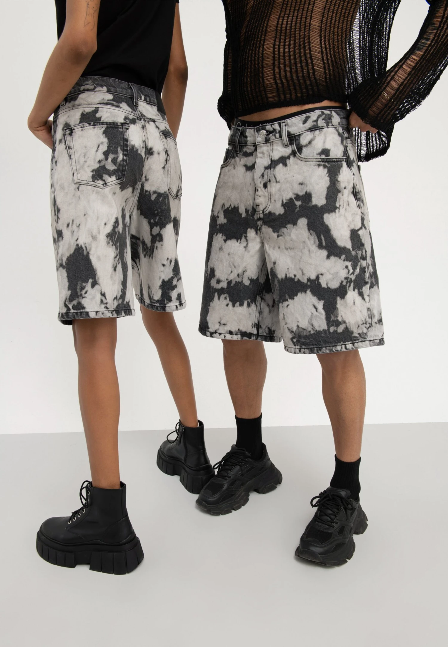 YOURTURN Unisex - Shorts Vaqueros - Black Denim 3 YOURTURN Unisex - Shorts Vaqueros - Black Denim - Imagen 3