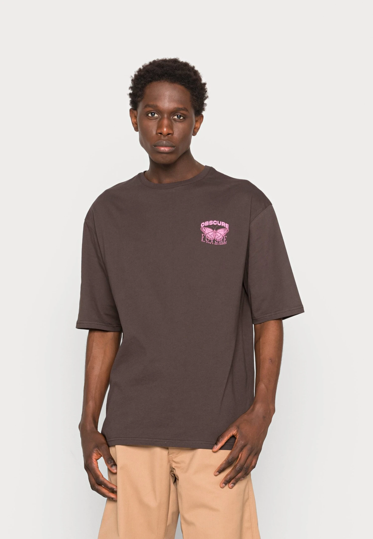 YOURTURN Nostalgia Future Tee Unisex - Camiseta Estampada - Brown 3 YOURTURN Nostalgia Future Tee Unisex - Camiseta Estampada - Brown - Imagen 3