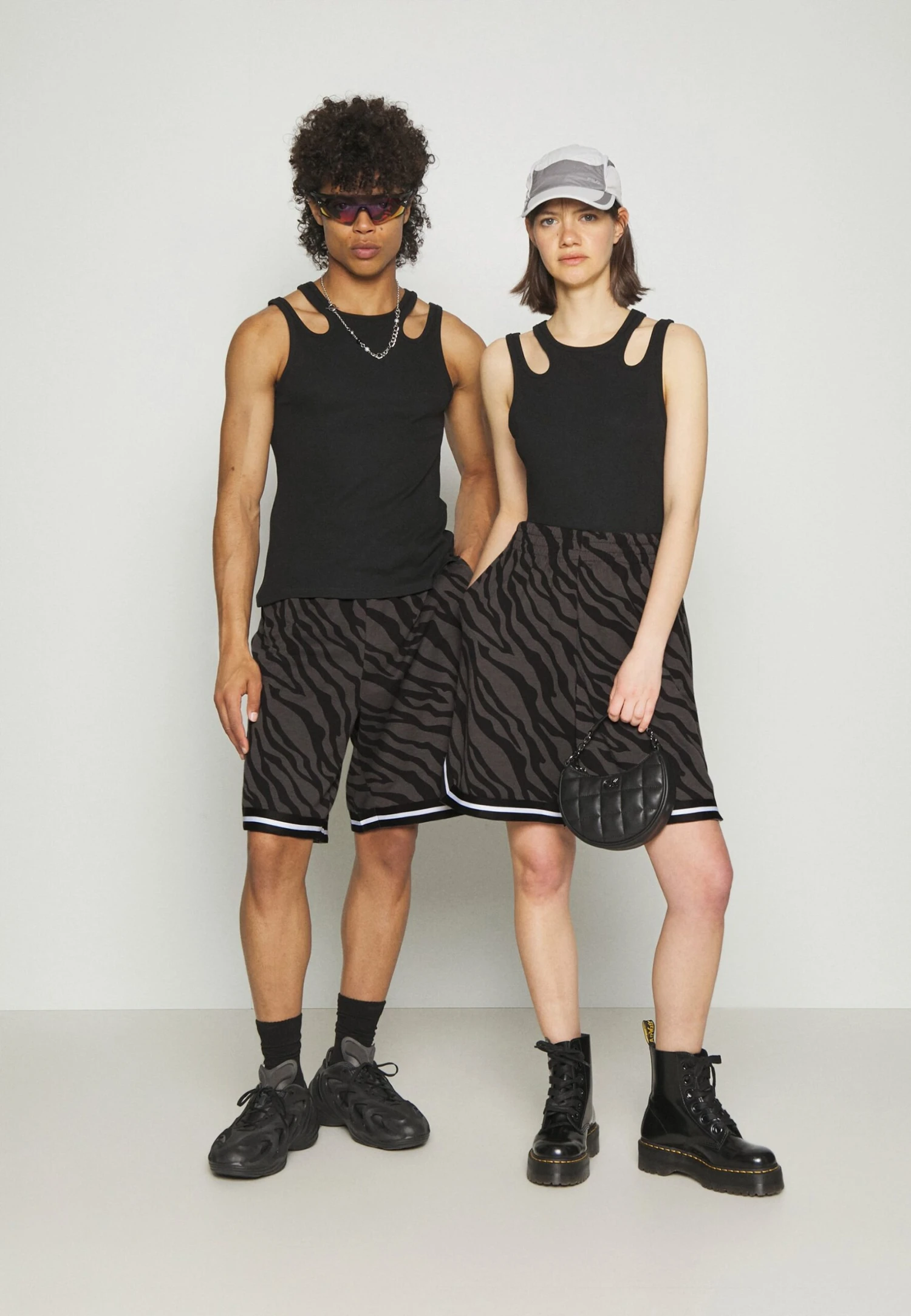 YOURTURN Unisex - Shorts - Dark Grey 2 YOURTURN Unisex - Shorts - Dark Grey - Imagen 2