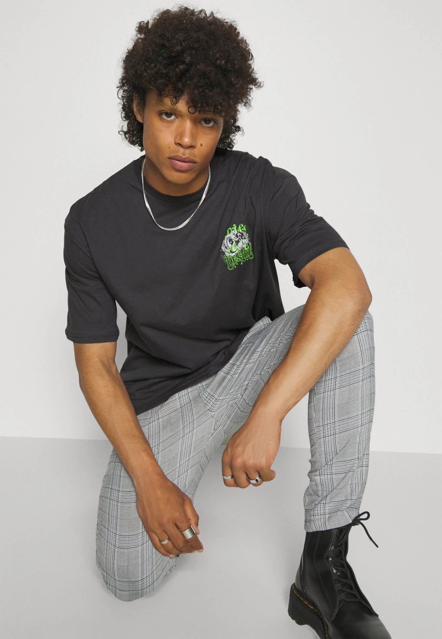 YOURTURN Snake Desire Tee Unisex - Camiseta Estampada - Dark Grey 4 YOURTURN Snake Desire Tee Unisex - Camiseta Estampada - Dark Grey - Imagen 4