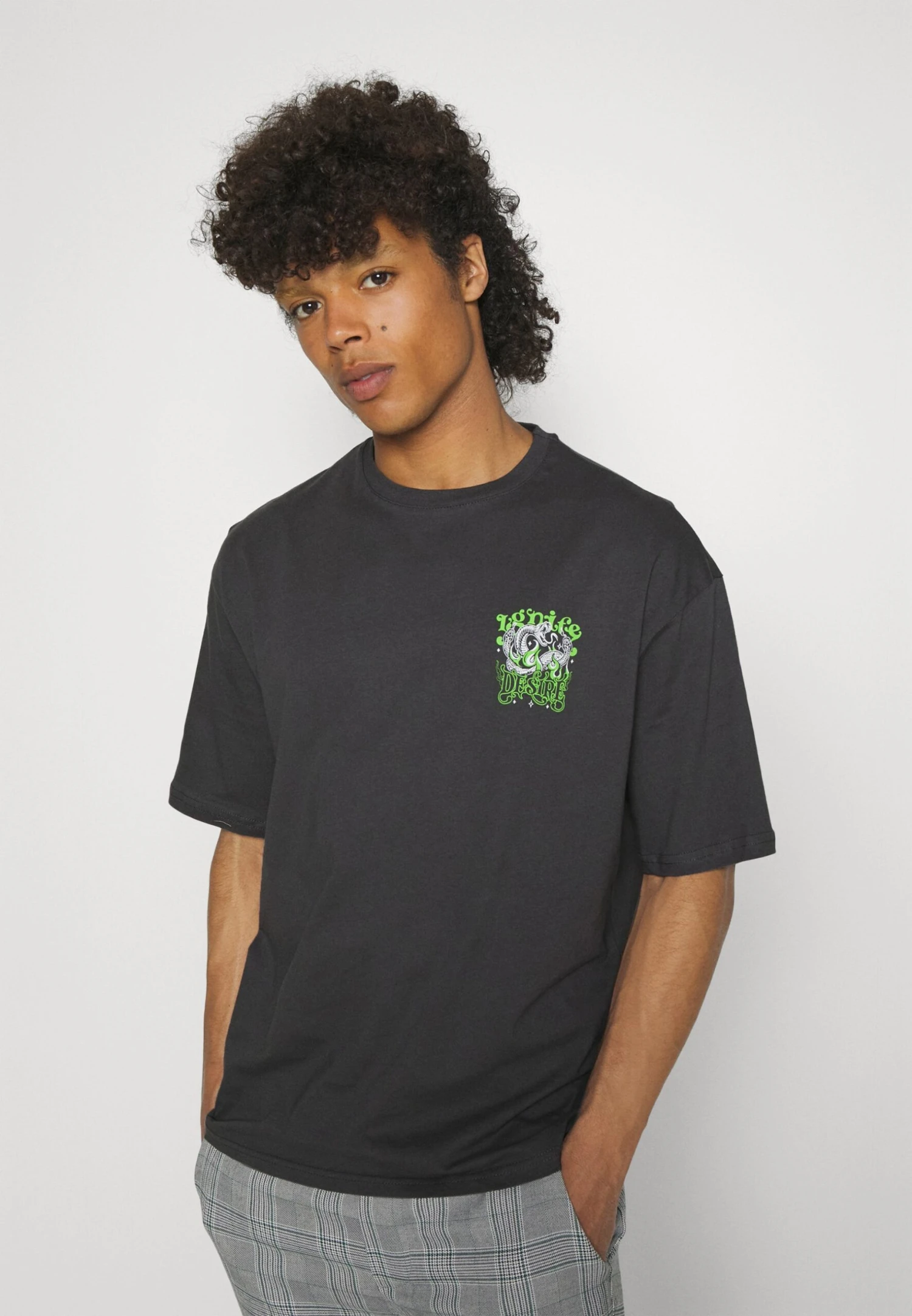 YOURTURN Snake Desire Tee Unisex - Camiseta Estampada - Dark Grey 5 YOURTURN Snake Desire Tee Unisex - Camiseta Estampada - Dark Grey - Imagen 5