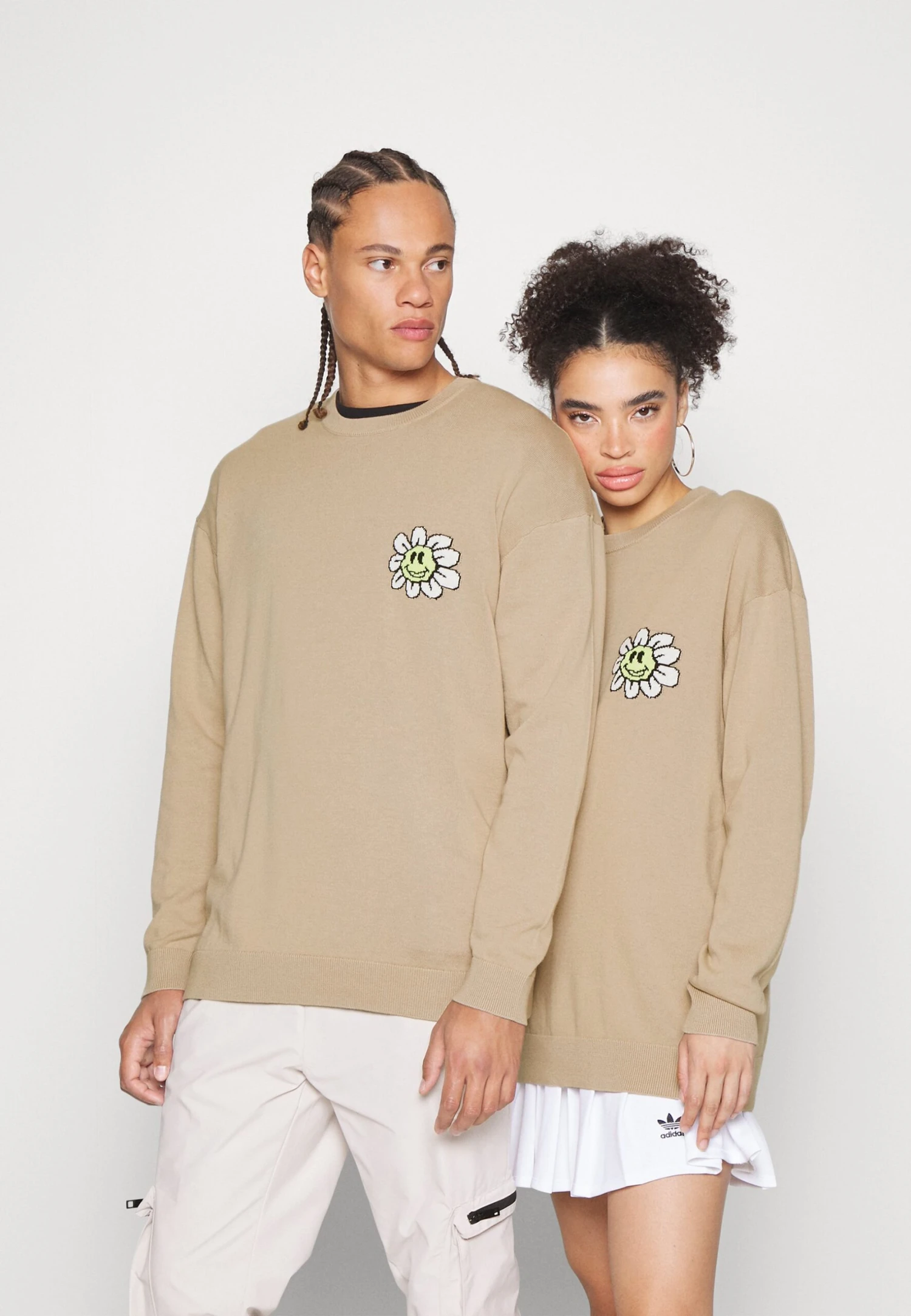YOURTURN Crewneck With A Flower - Jersey De Punto - Beige 1 YOURTURN Crewneck With A Flower - Jersey De Punto - Beige