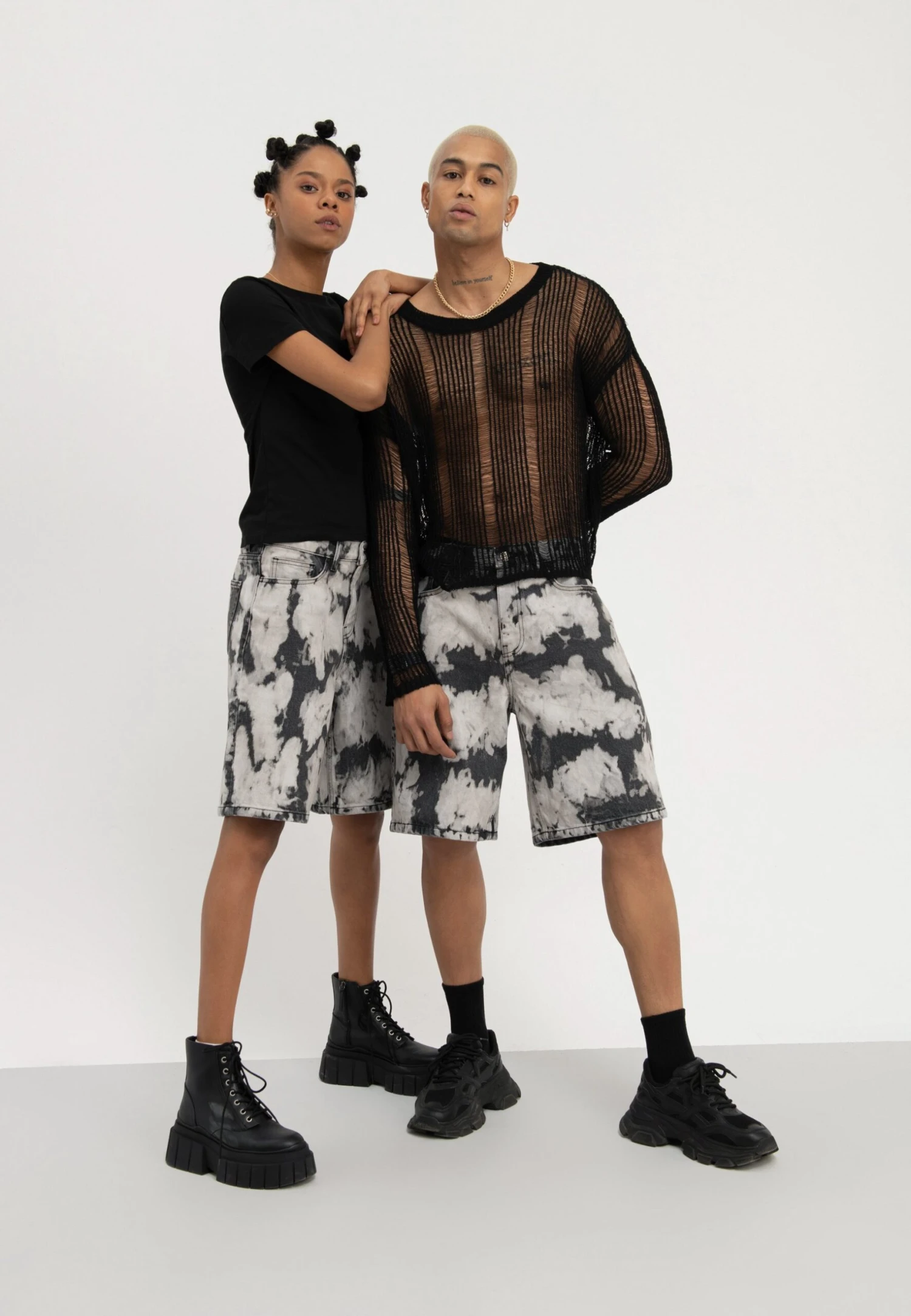 YOURTURN Unisex - Shorts Vaqueros - Black Denim 2 YOURTURN Unisex - Shorts Vaqueros - Black Denim - Imagen 2