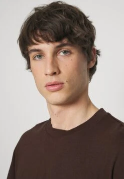 YOURTURN Unisex - Camiseta Estampada - Brown -Yourturn 75c1b492bbf248edbad721bbc5cdad9b