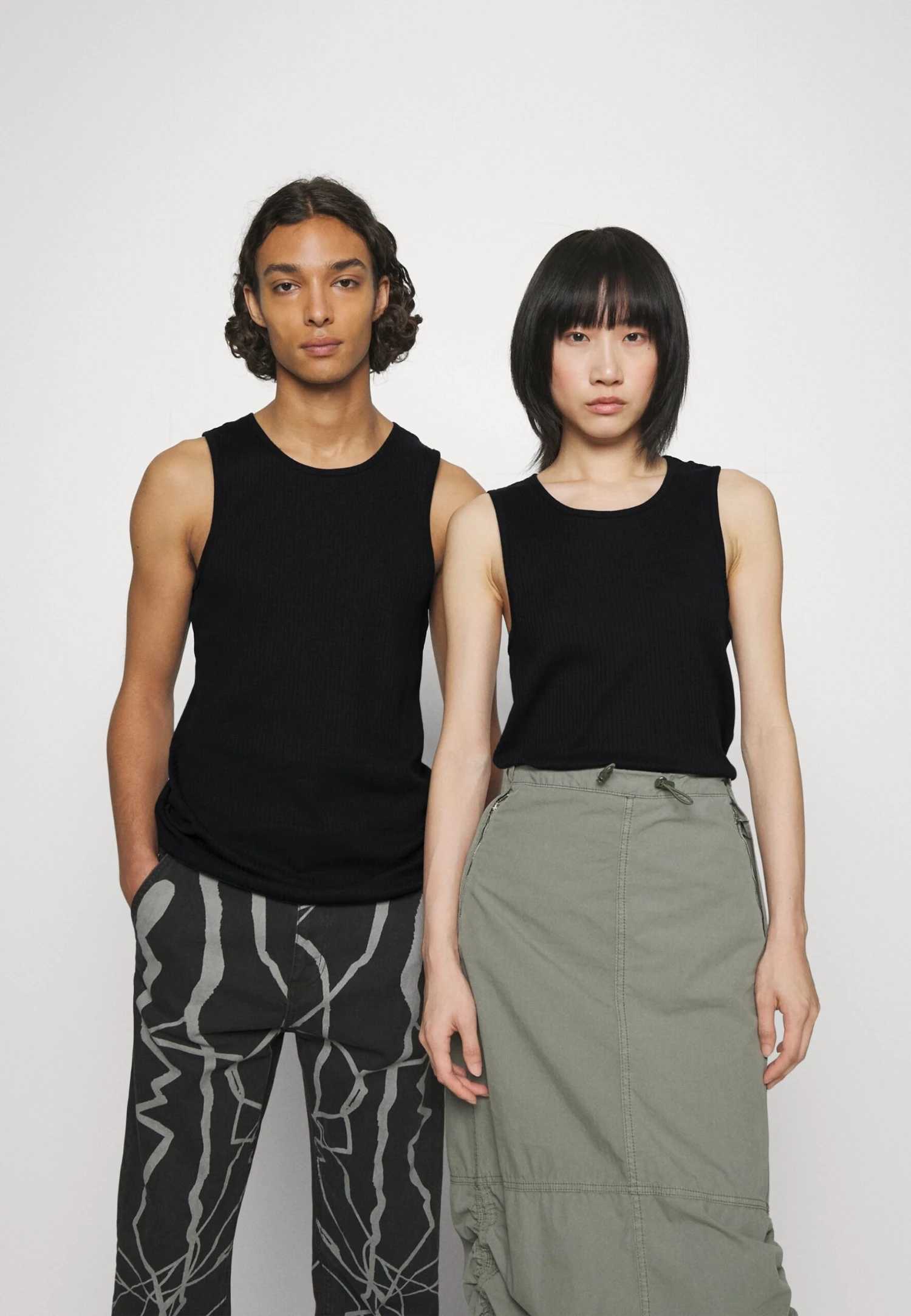 YOURTURN Slim Fit Ribbed Tank Unisex 2 Pack- Top - White/Black 3 YOURTURN Slim Fit Ribbed Tank Unisex 2 Pack- Top - White/Black - Imagen 3