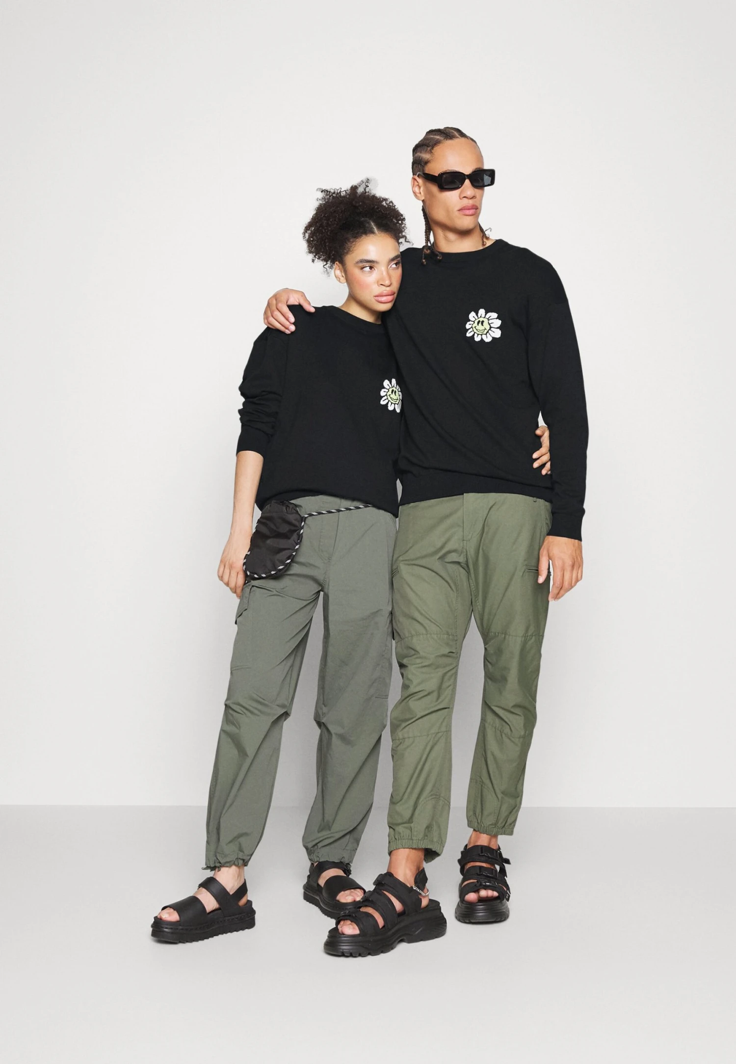 YOURTURN Crewneck With A Flower - Jersey De Punto - Black 2 YOURTURN Crewneck With A Flower - Jersey De Punto - Black - Imagen 2