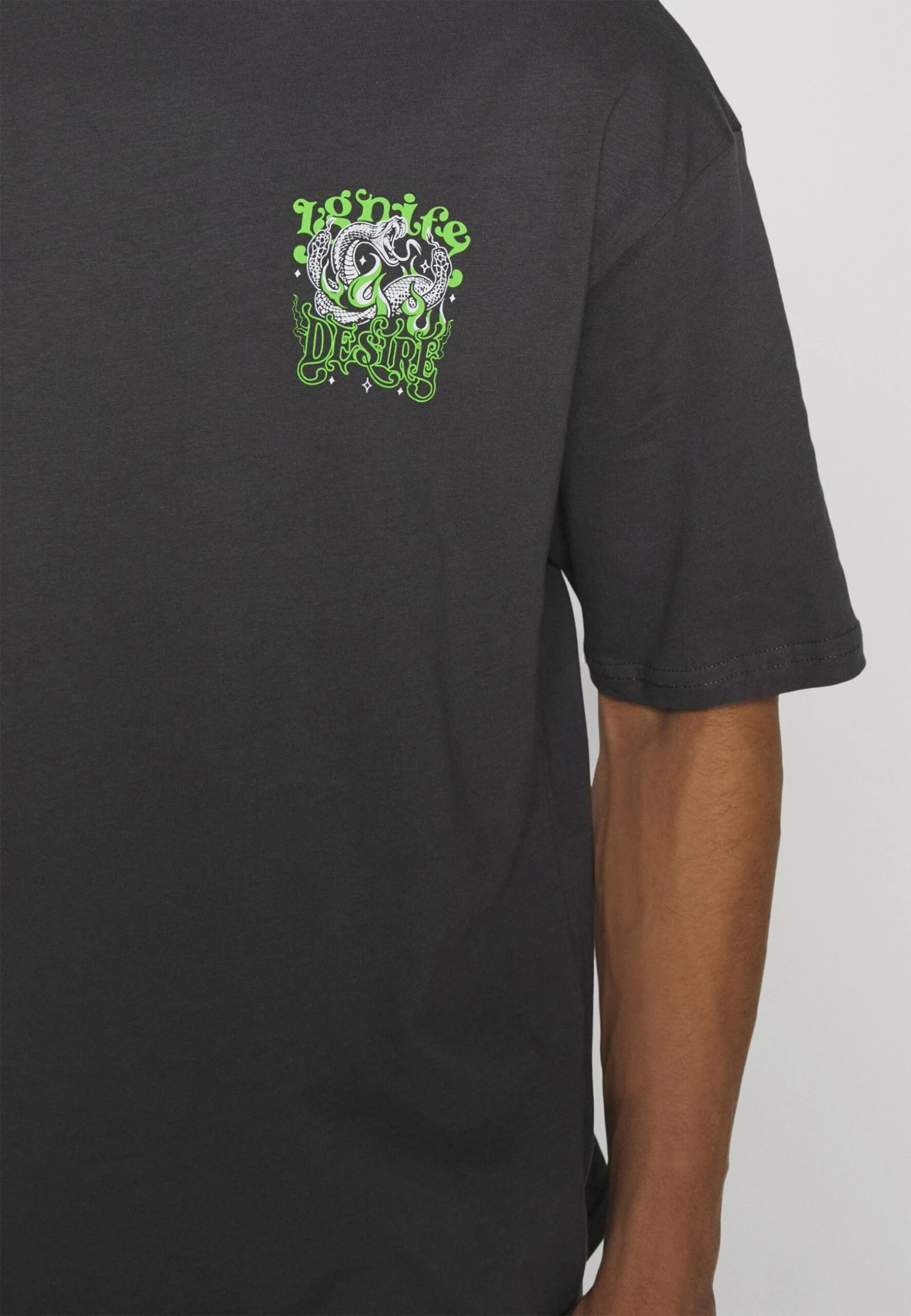 YOURTURN Snake Desire Tee Unisex - Camiseta Estampada - Dark Grey 7 YOURTURN Snake Desire Tee Unisex - Camiseta Estampada - Dark Grey - Imagen 7