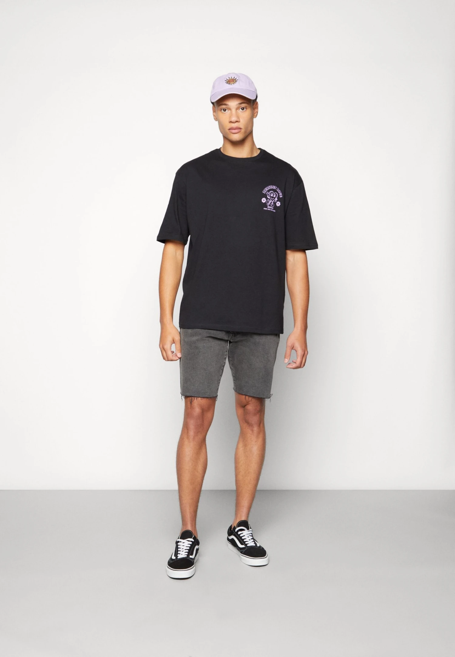 YOURTURN Heart Graphic Backprint Tee Unisex - Camiseta Estampada - Black 2 YOURTURN Heart Graphic Backprint Tee Unisex - Camiseta Estampada - Black - Imagen 2