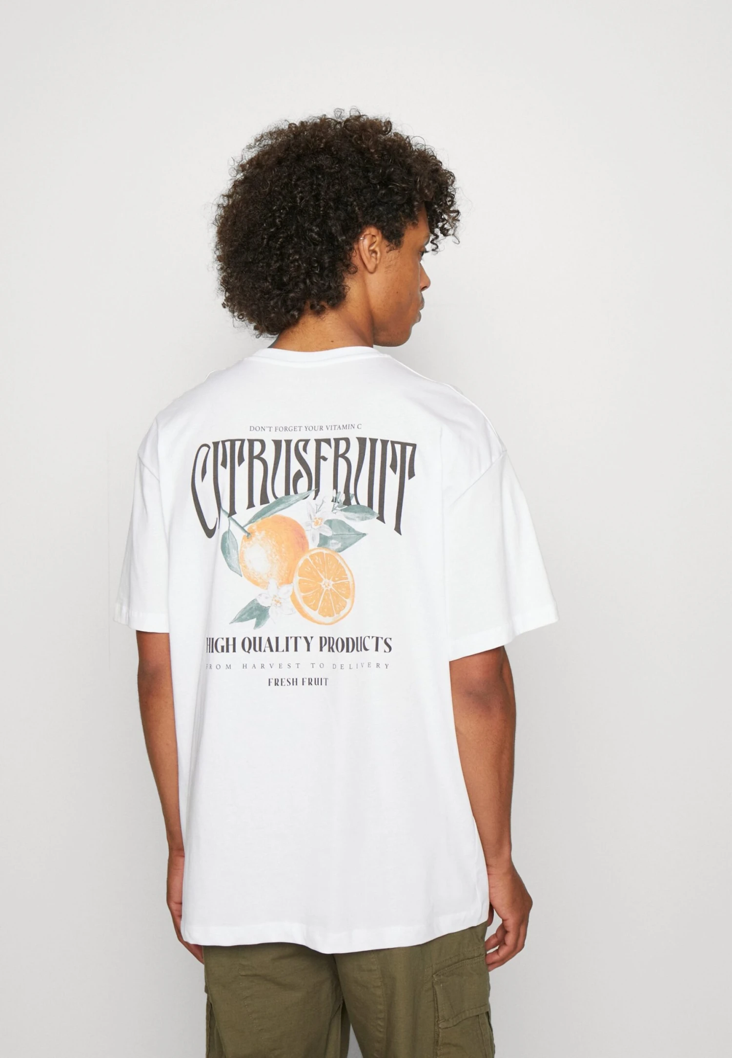 YOURTURN Orange Fruit Graphic Tee- Camiseta Estampada - White 3 YOURTURN Orange Fruit Graphic Tee- Camiseta Estampada - White - Imagen 3