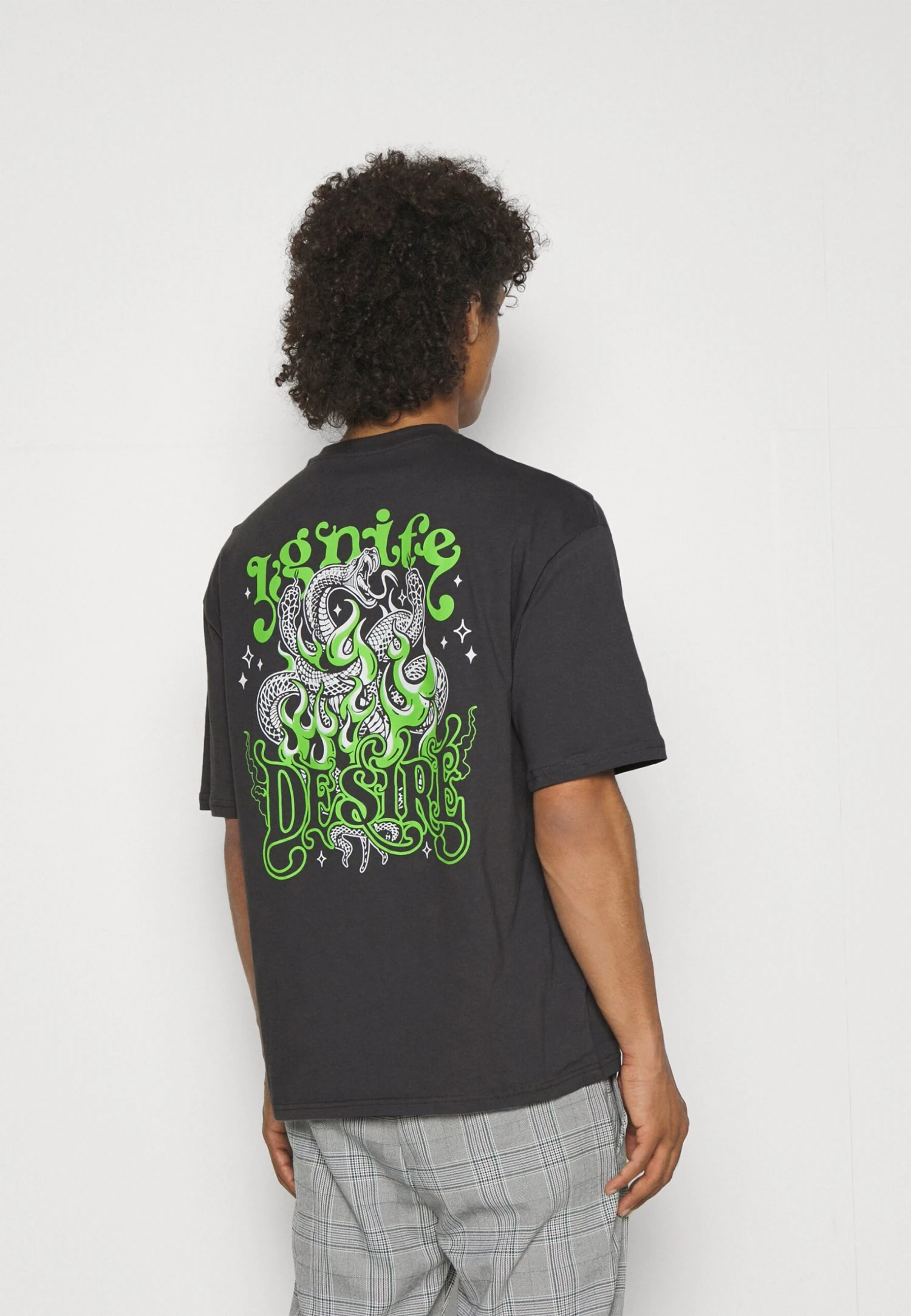 YOURTURN Snake Desire Tee Unisex - Camiseta Estampada - Dark Grey 3 YOURTURN Snake Desire Tee Unisex - Camiseta Estampada - Dark Grey - Imagen 3