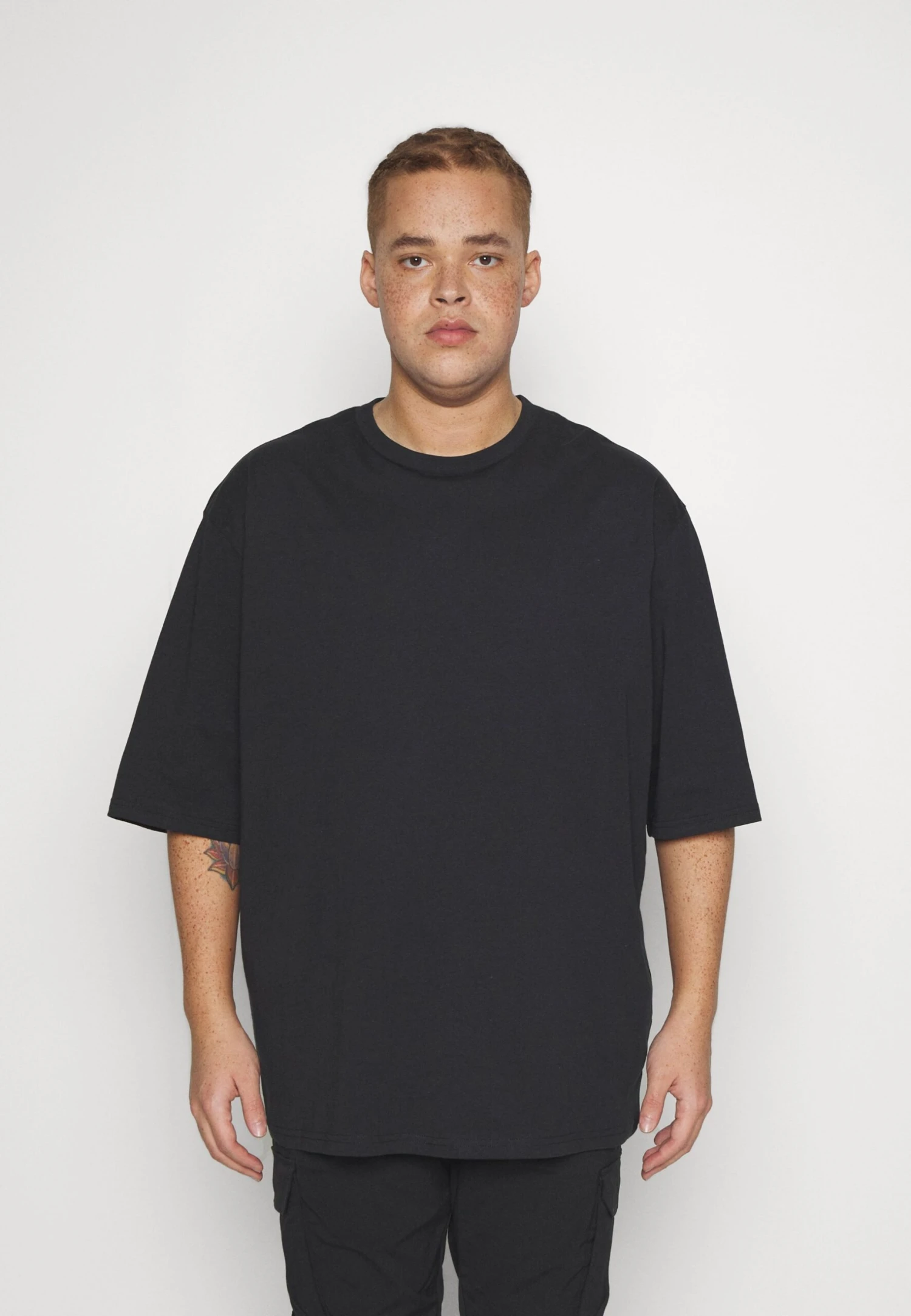 YOURTURN Unisex 3 Pack- Camiseta Básica - White/Lilac/Black 4 YOURTURN Unisex 3 Pack- Camiseta Básica - White/Lilac/Black - Imagen 4