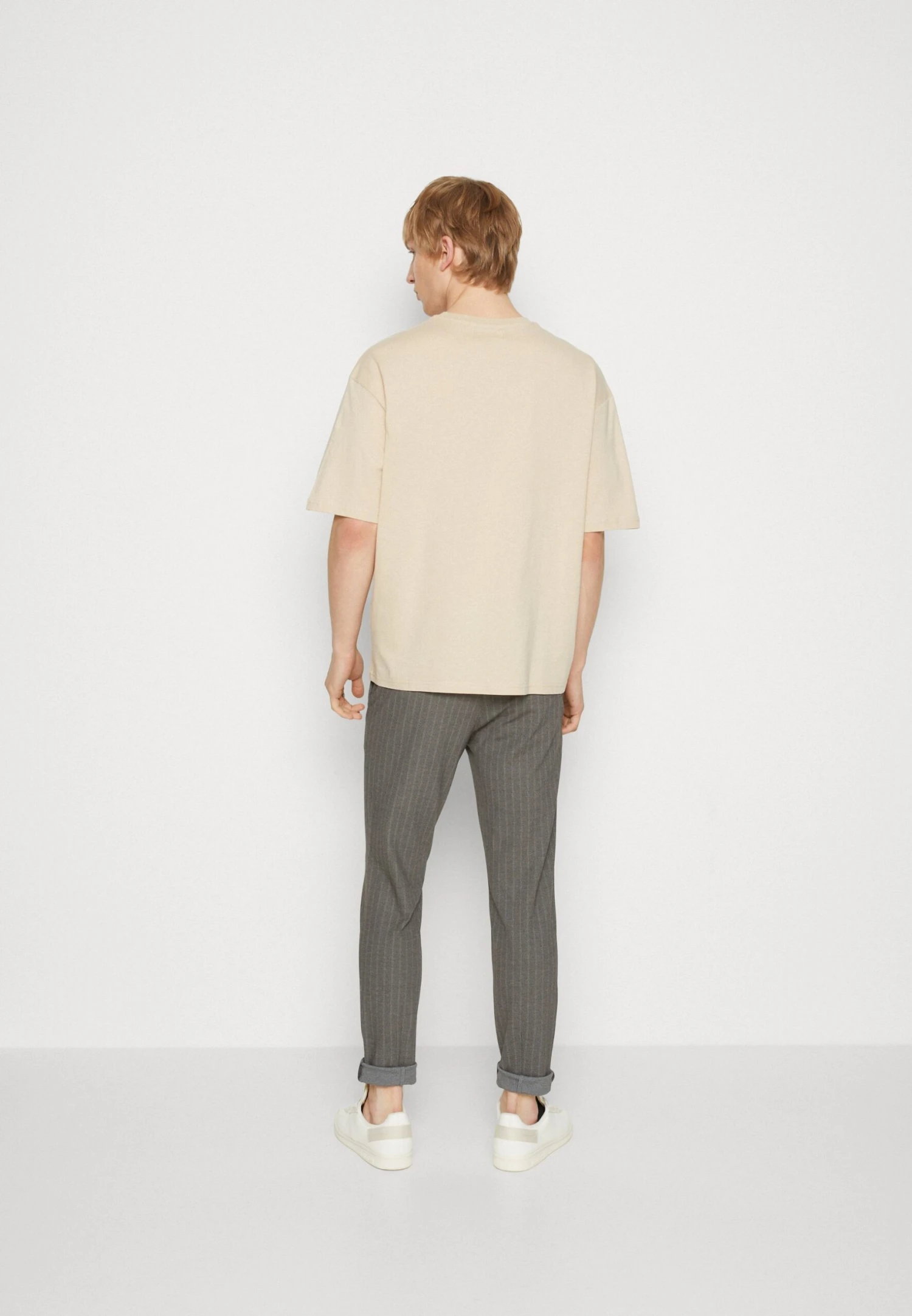 YOURTURN Graphic Tee Unisex - Camiseta Estampada - Beige 3 YOURTURN Graphic Tee Unisex - Camiseta Estampada - Beige - Imagen 3