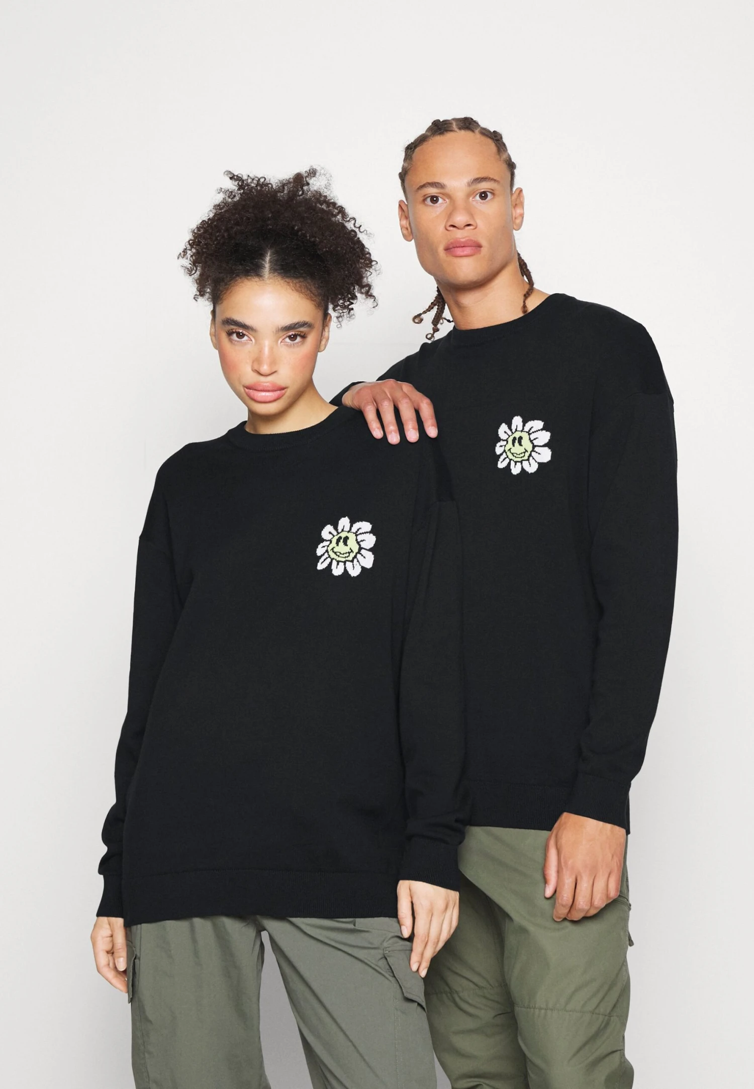 YOURTURN Crewneck With A Flower - Jersey De Punto - Black 1 YOURTURN Crewneck With A Flower - Jersey De Punto - Black