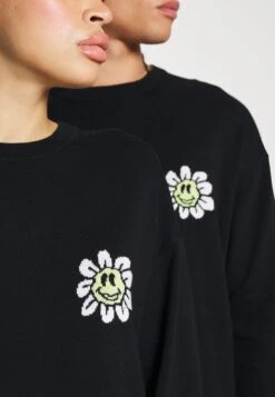 YOURTURN Crewneck With A Flower - Jersey De Punto - Black 11 YOURTURN Crewneck With A Flower - Jersey De Punto - Black -Yourturn d8cd4e42eab54bfaa3e56f2e9847a549