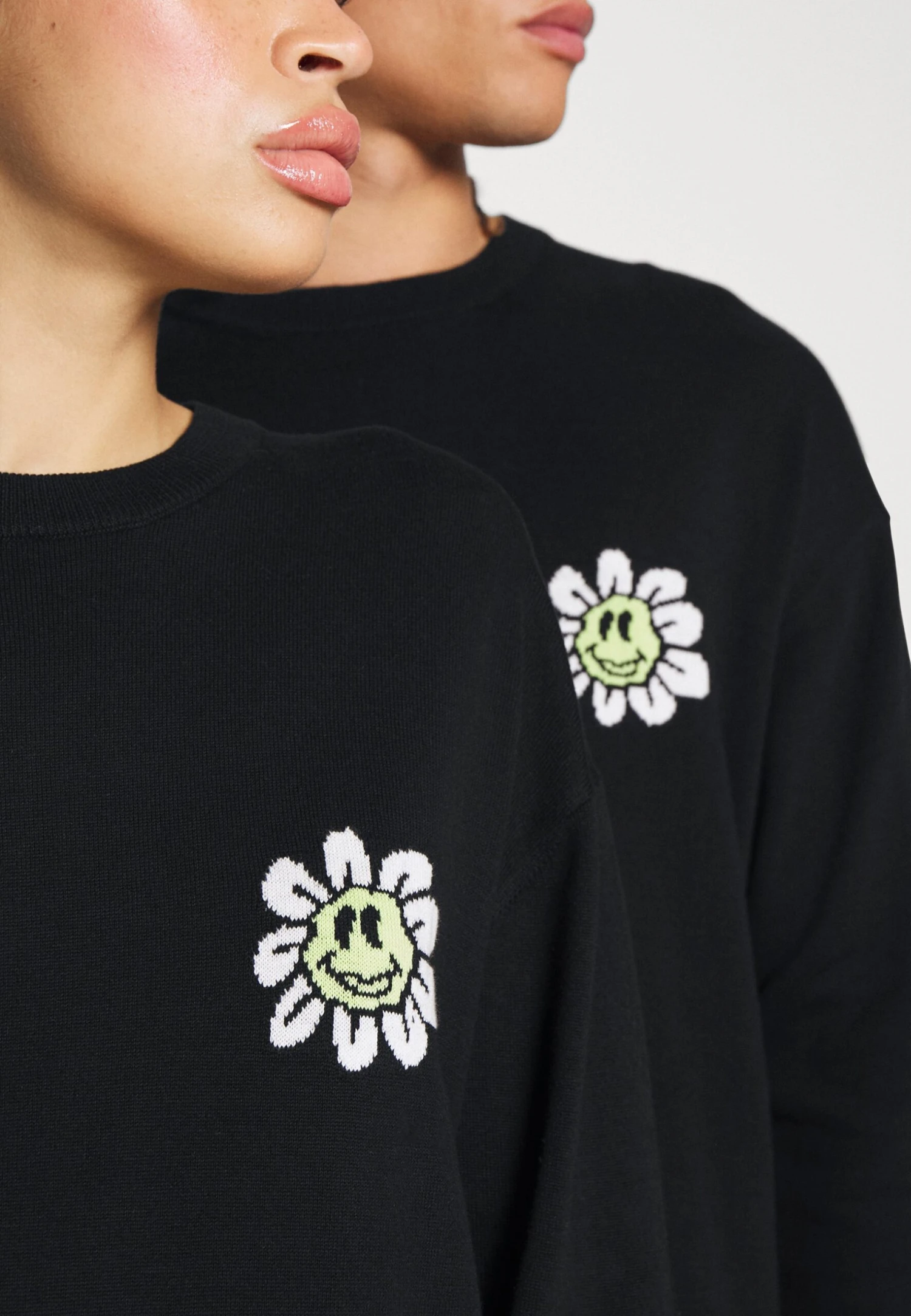 YOURTURN Crewneck With A Flower - Jersey De Punto - Black 6 YOURTURN Crewneck With A Flower - Jersey De Punto - Black - Imagen 6