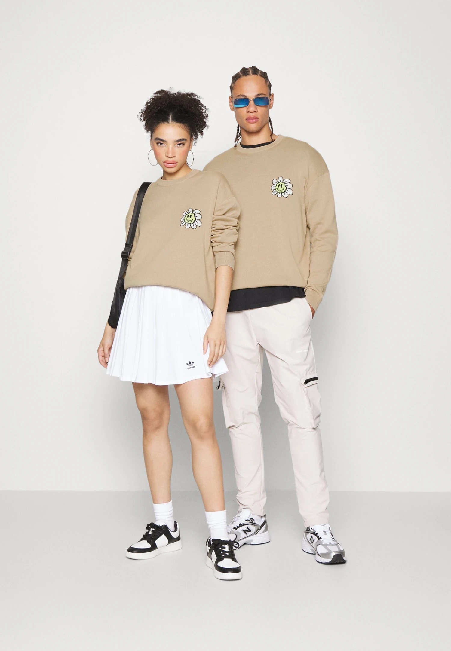 YOURTURN Crewneck With A Flower - Jersey De Punto - Beige 2 YOURTURN Crewneck With A Flower - Jersey De Punto - Beige - Imagen 2