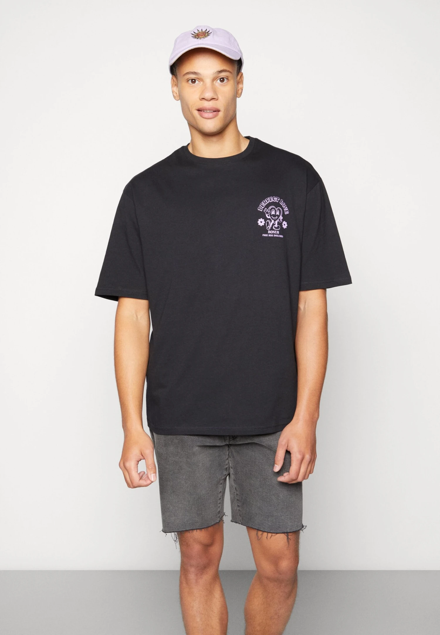 YOURTURN Heart Graphic Backprint Tee Unisex - Camiseta Estampada - Black 4 YOURTURN Heart Graphic Backprint Tee Unisex - Camiseta Estampada - Black - Imagen 4