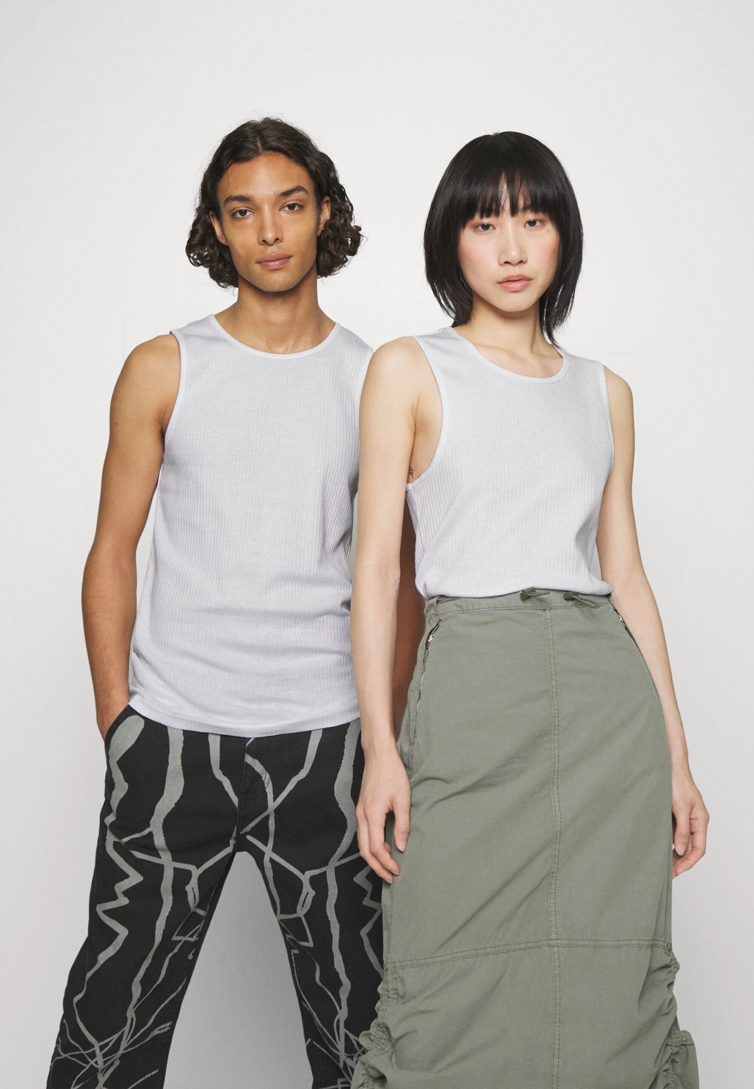 YOURTURN Slim Fit Ribbed Tank Unisex 2 Pack- Top - White/Black 5 YOURTURN Slim Fit Ribbed Tank Unisex 2 Pack- Top - White/Black - Imagen 5